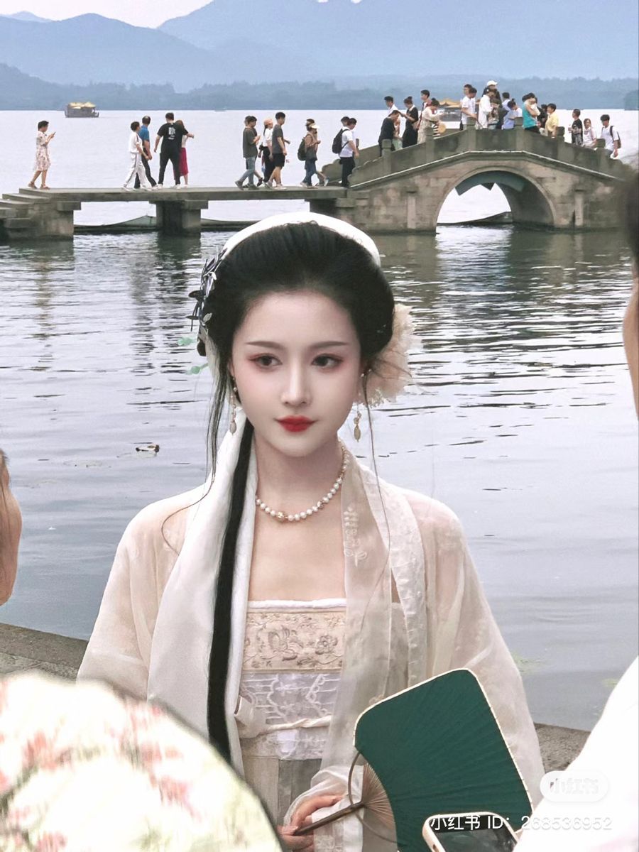 The Splendor of Traditional Chinese Wedding:The Elegance of Hanfu and the Joy of a Bridal Gown The Splendor of Traditional Chinese Wedding:The Elegance of Hanfu and the Joy of a Bridal Gown