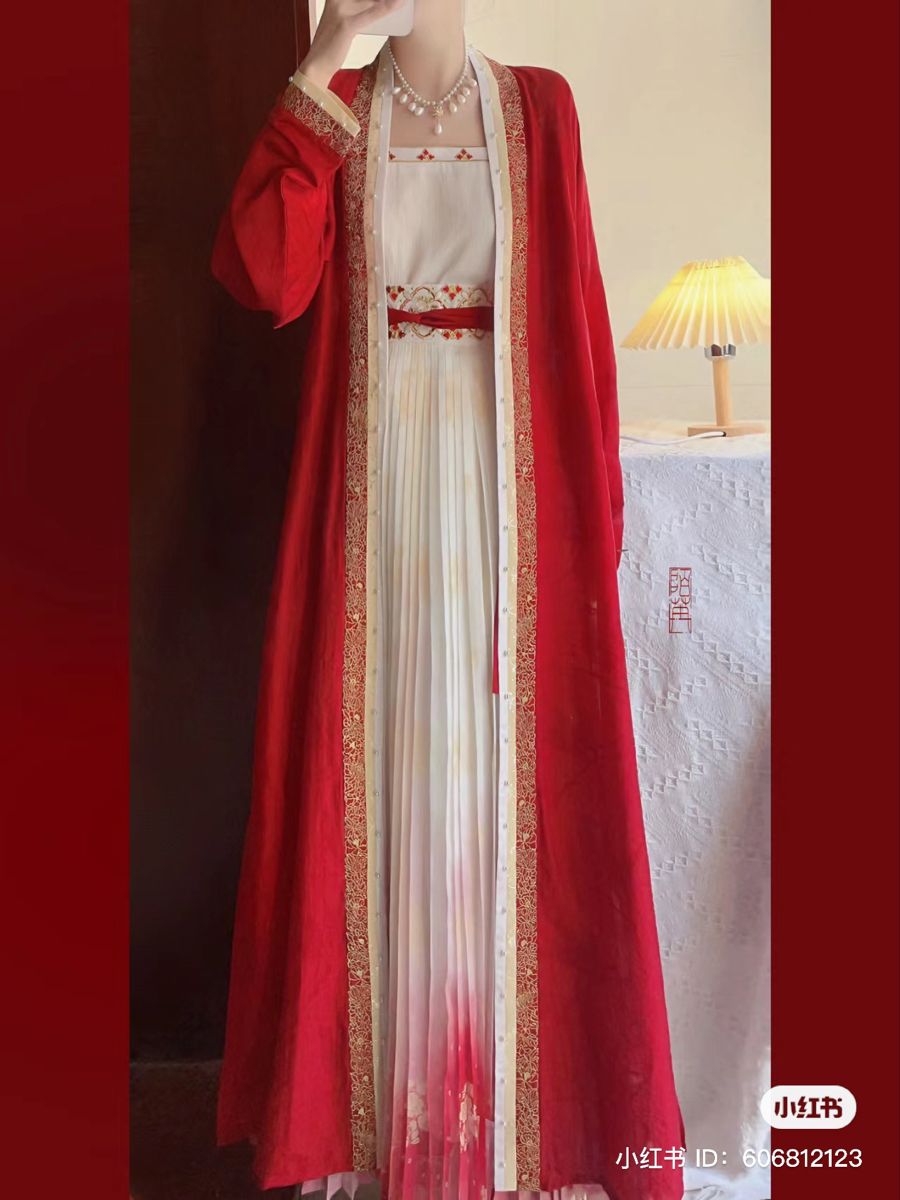 The Journey of a 13-Year-Old Girl into the World of Hanfu Chinese Traditional Clothing) The Journey of a 13-Year-Old Girl into the World of Hanfu Chinese Traditional Clothing)