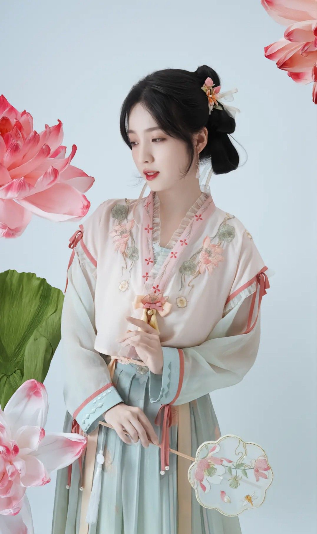 The Enchantment of Pink Overlapping Collars:The Cultural Journey of Hanfu Fashion The Enchantment of Pink Overlapping Collars:The Cultural Journey of Hanfu Fashion
