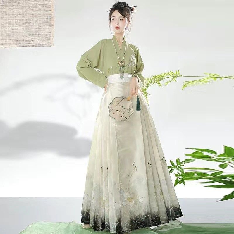Splendid Winter Elegance:The Art of Hanfu斗篷 in Ice-Cold Winter Splendid Winter Elegance:The Art of Hanfu斗篷 in Ice-Cold Winter