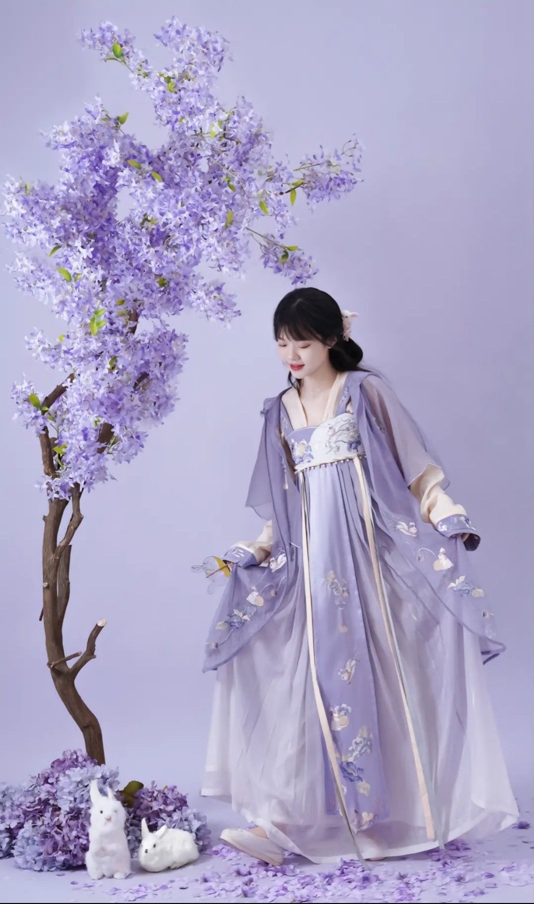 Moonlight Amongst the Blossoms:The Story of Hanfu Shop 花间月 Moonlight Amongst the Blossoms:The Story of Hanfu Shop 花间月
