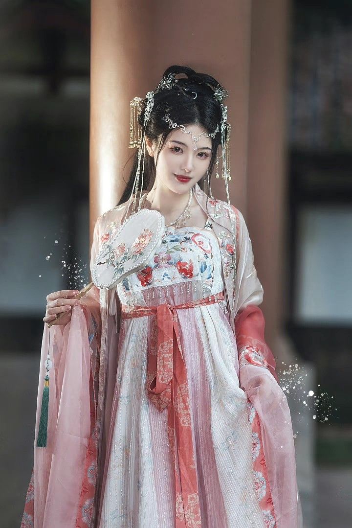 The Splendid Charm of Lotus-Inspired Hair Ornaments in Traditional Hanfu Fashion The Splendid Charm of Lotus-Inspired Hair Ornaments in Traditional Hanfu Fashion