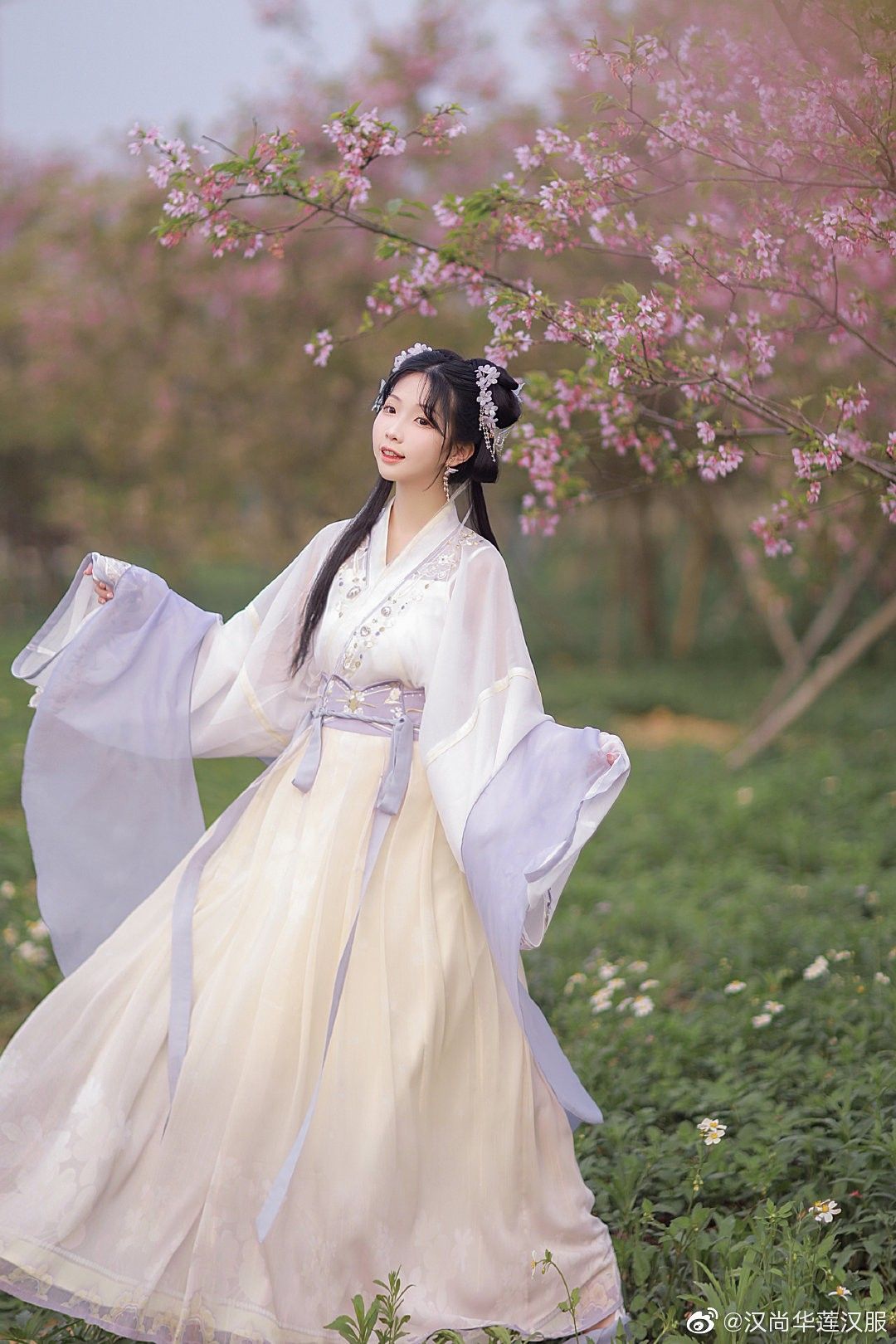 Reinventing Yellow Cheongsam:Modern Chinese Fashion with Traditional Charm Reinventing Yellow Cheongsam:Modern Chinese Fashion with Traditional Charm