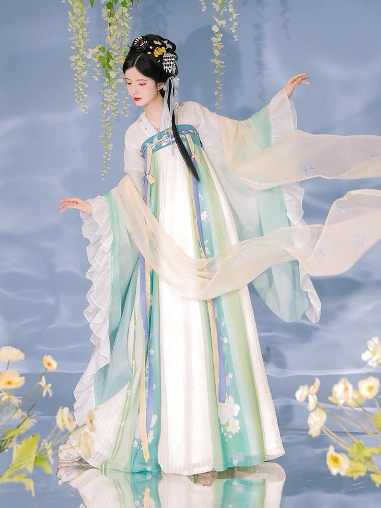 Green Hills and Traditional Hanfu:A Journey into Chinese Cultural Elegance Green Hills and Traditional Hanfu:A Journey into Chinese Cultural Elegance