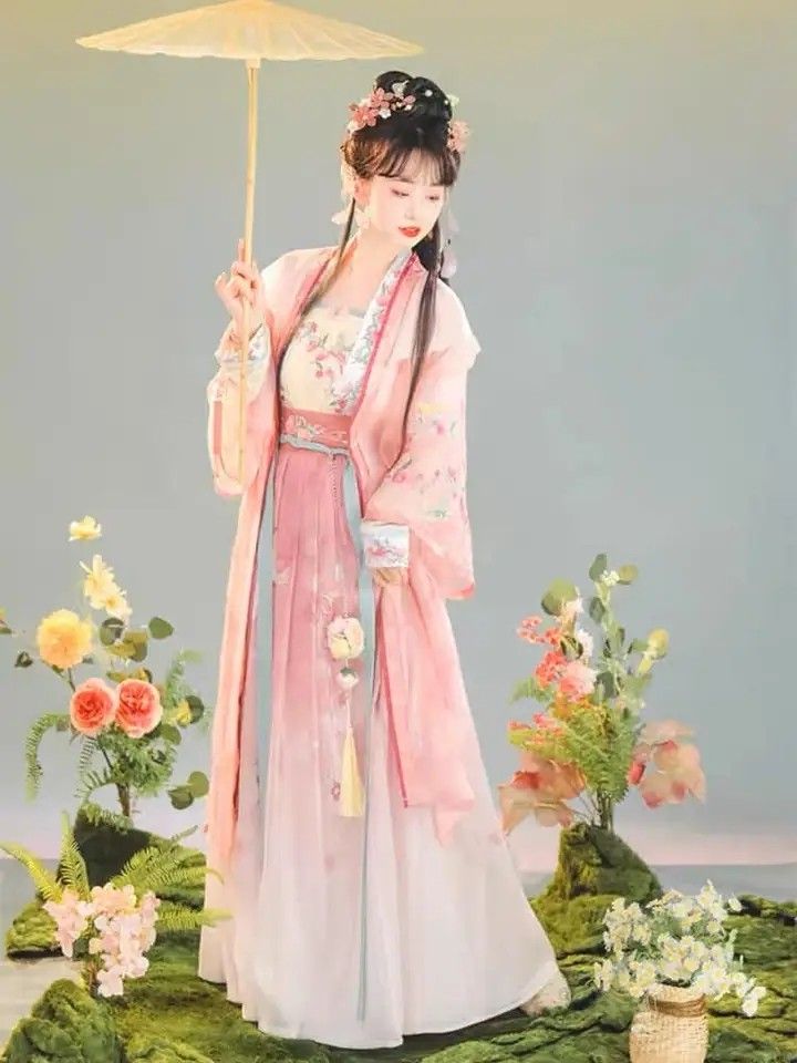 Embracing the Sky in Authentic Hanfu:The Revival of Traditional Chinese Elegance Embracing the Sky in Authentic Hanfu:The Revival of Traditional Chinese Elegance