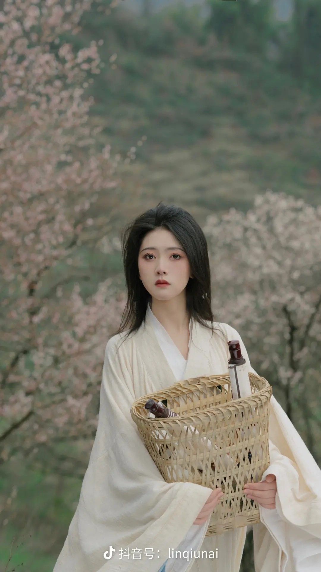 The Rise of Hanfu Fashion:Short-Style Hanfu for Female Students The Rise of Hanfu Fashion:Short-Style Hanfu for Female Students