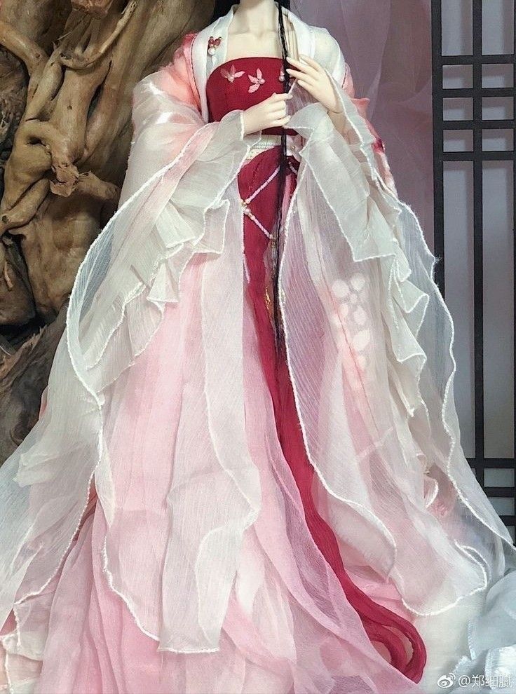 Embracing Modernity:The Evolution of Chinese Qipao Embracing Modernity:The Evolution of Chinese Qipao