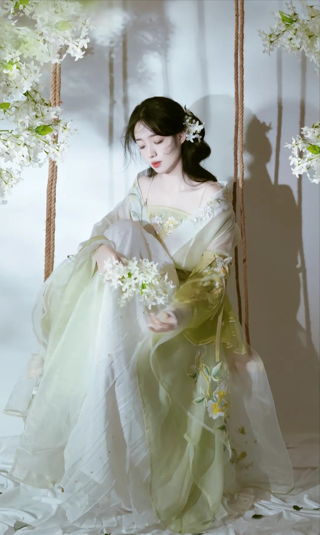 The Elegance of a Hanfu纱裙女子,传统与时尚的完美融合 The Elegance of a Hanfu纱裙女子,传统与时尚的完美融合