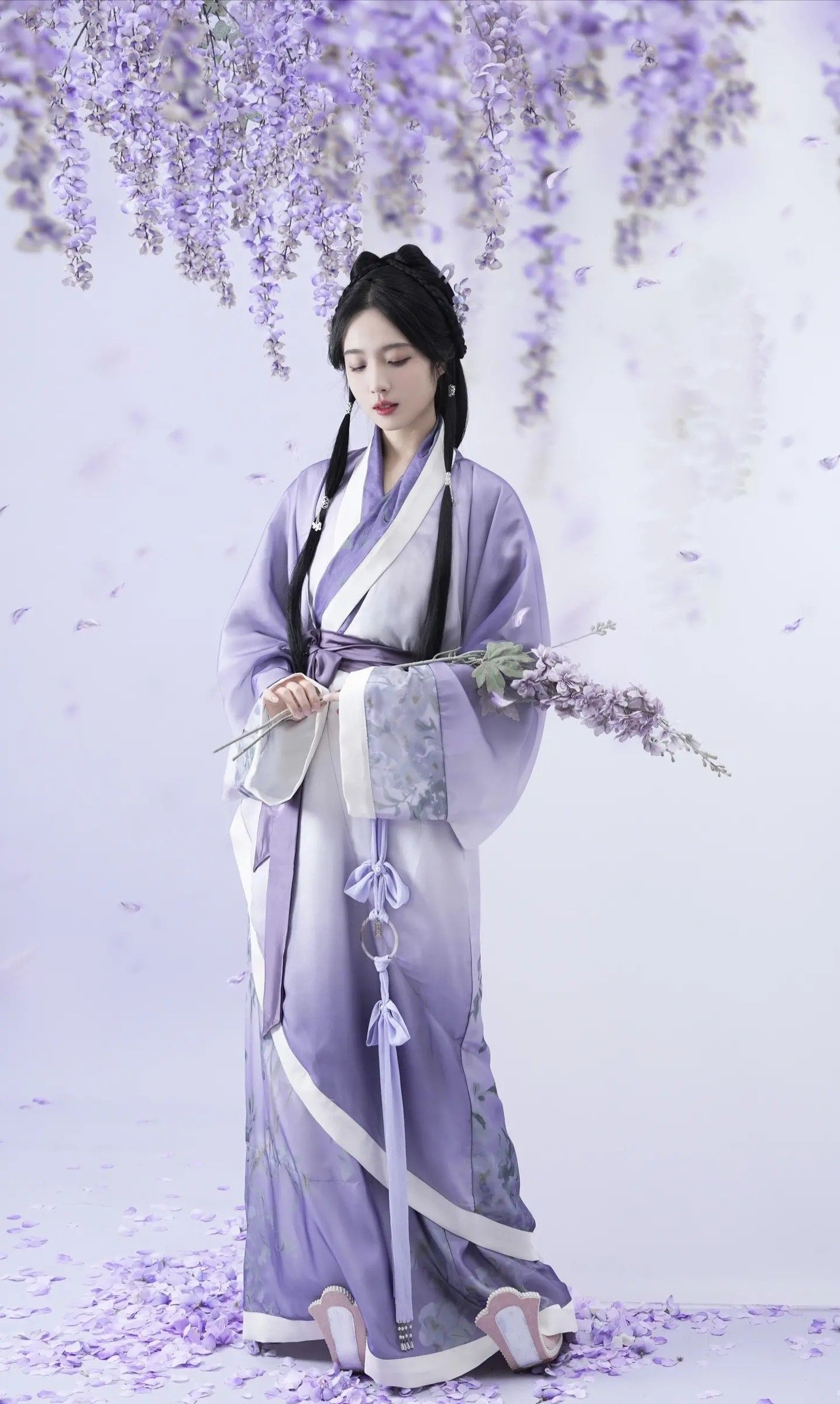 Embracing the New Neo-Chinese Cheongsam:The Art of掐腰Qiaoyao Embracing the New Neo-Chinese Cheongsam:The Art of掐腰Qiaoyao