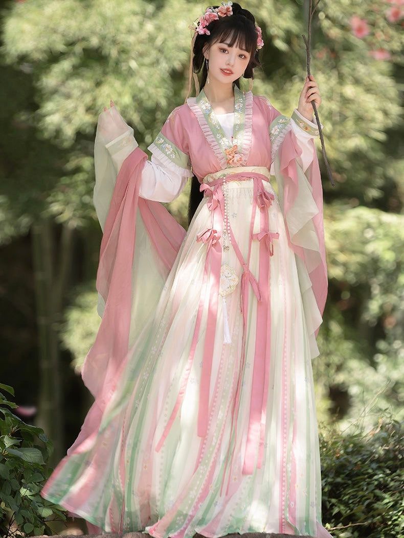 The Elegance of Traditional Tangzhuang:A Journey into the World of High-End Chinese Couture The Elegance of Traditional Tangzhuang:A Journey into the World of High-End Chinese Couture