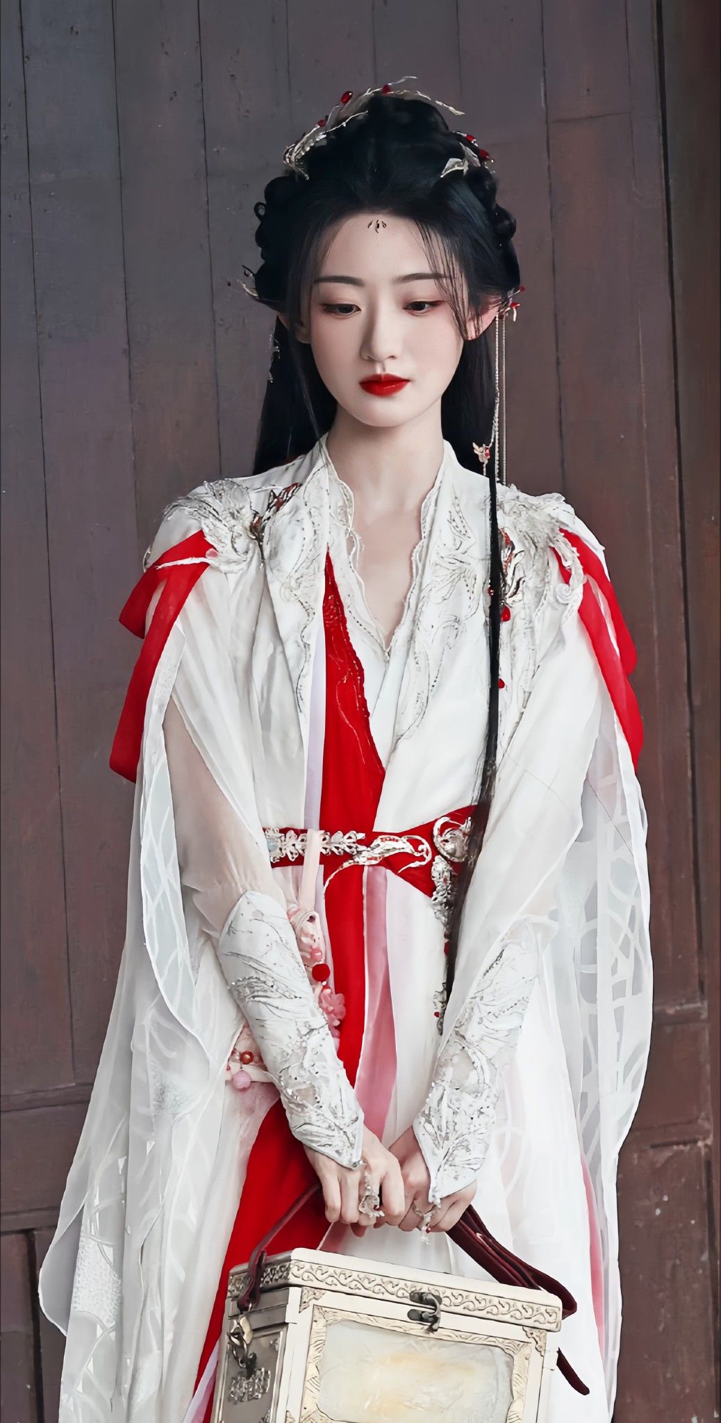 The Dominant Charm of Traditional Hanfu Costume in the Hands of a Middle School Student The Dominant Charm of Traditional Hanfu Costume in the Hands of a Middle School Student