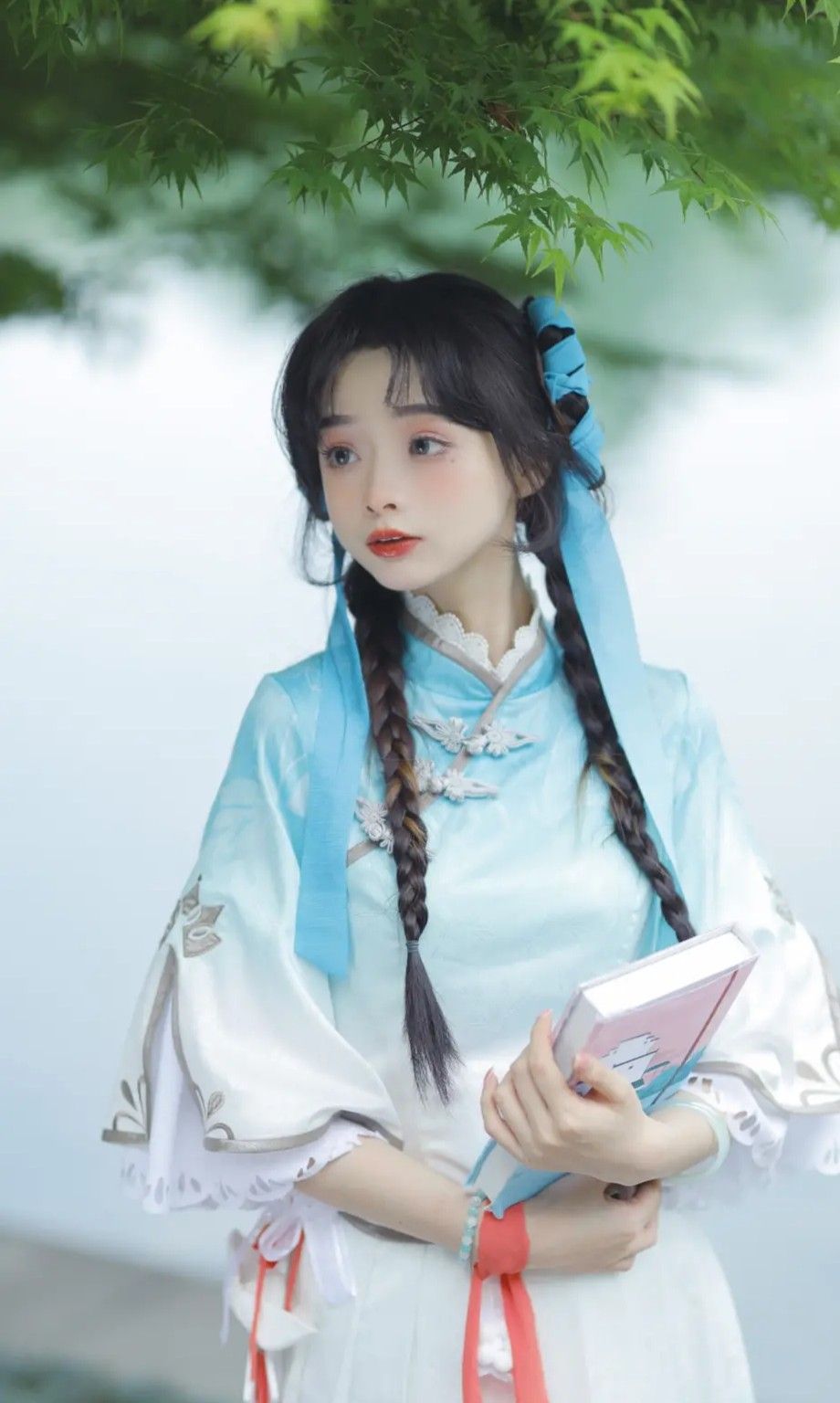 Embracing Modernity in Traditional Style:The Evolution of Modern Chinese Cheongsam Embracing Modernity in Traditional Style:The Evolution of Modern Chinese Cheongsam