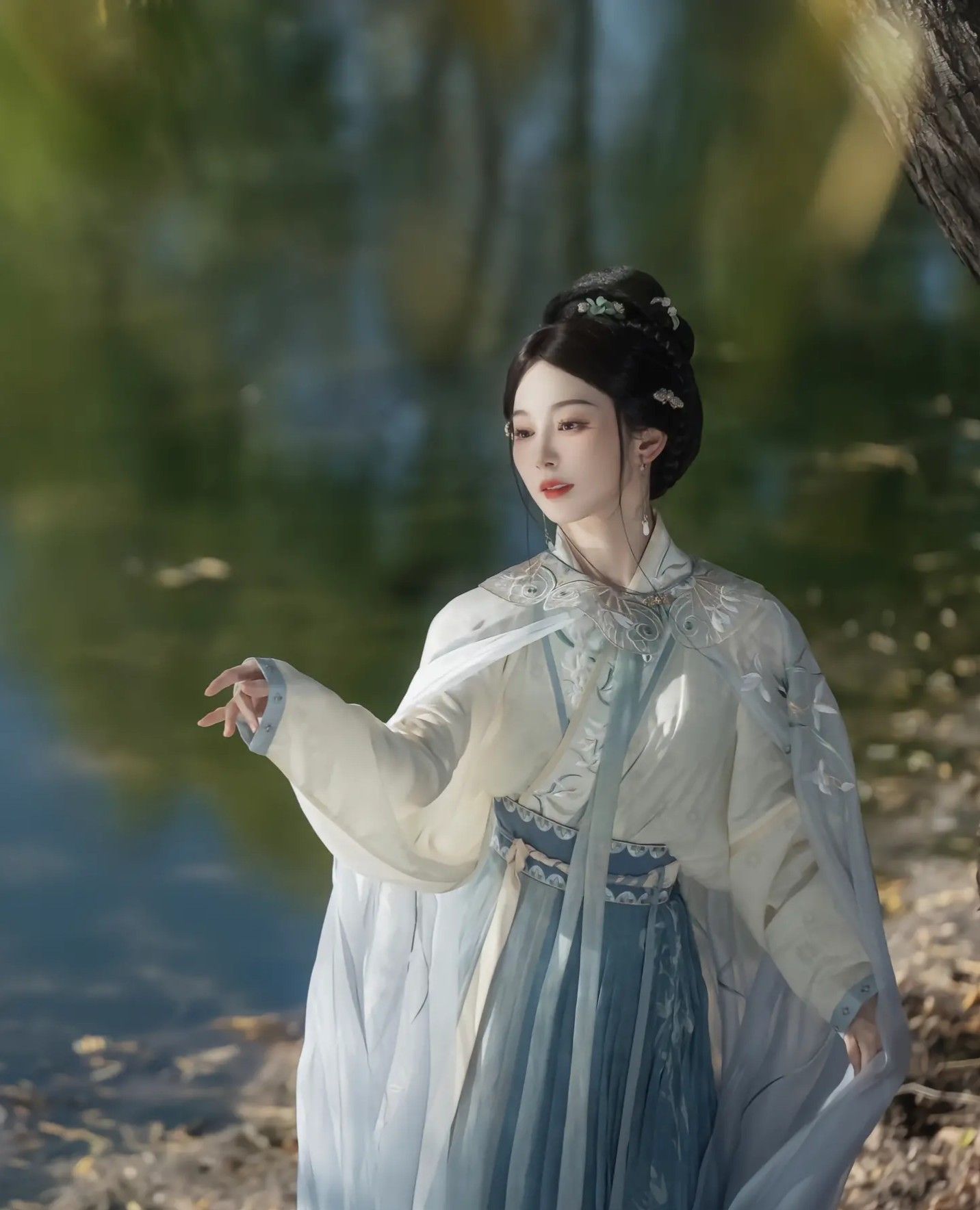 The Revival of Hanfu:Embracing the Splendor of Spring in Traditional Chinese Attire The Revival of Hanfu:Embracing the Splendor of Spring in Traditional Chinese Attire
