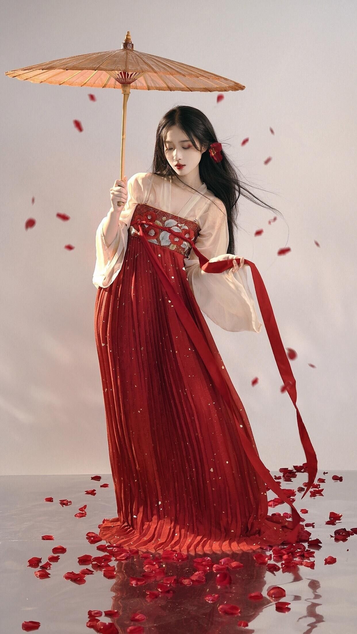 Embroidered Cheongsam:A Blend of Tradition and Modernity Embroidered Cheongsam:A Blend of Tradition and Modernity