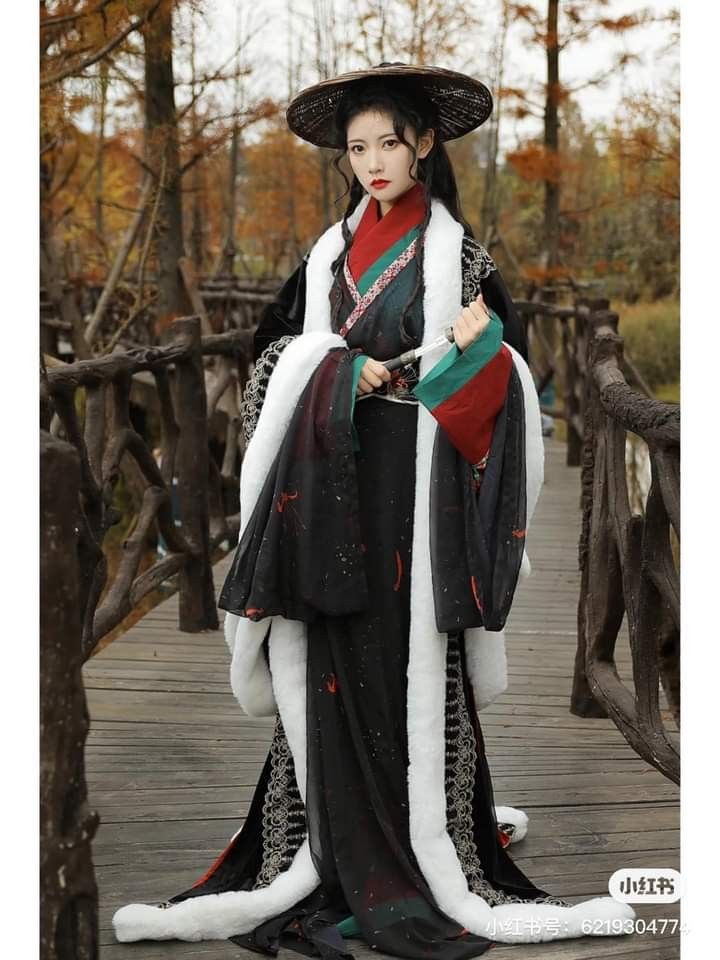 A Tale of a Pink and White Pleated Skirt:The Elegance of a Horse-Tail Style A Tale of a Pink and White Pleated Skirt:The Elegance of a Horse-Tail Style