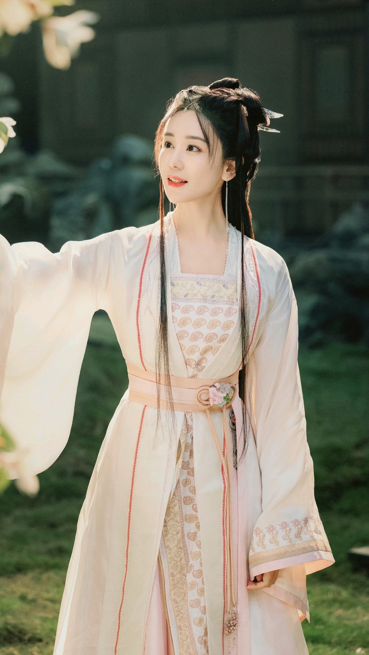 Golden Hair Clips and the Revival of Hanfu Fashion:A Spotlight on Traditional Chinese Elegance Golden Hair Clips and the Revival of Hanfu Fashion:A Spotlight on Traditional Chinese Elegance
