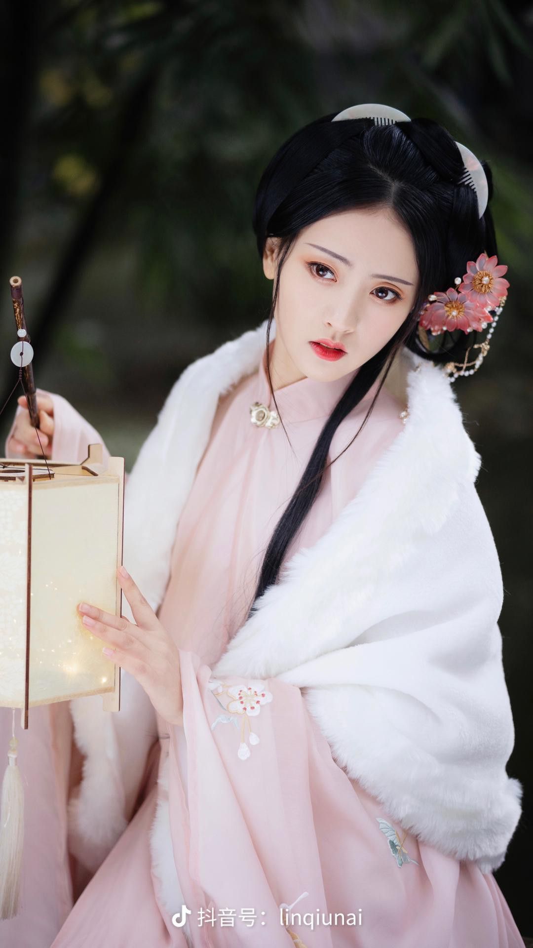 Elegance in a Silk Gown:The Art of High-End Cheongsam Made with Pure Mulberry Silk Elegance in a Silk Gown:The Art of High-End Cheongsam Made with Pure Mulberry Silk