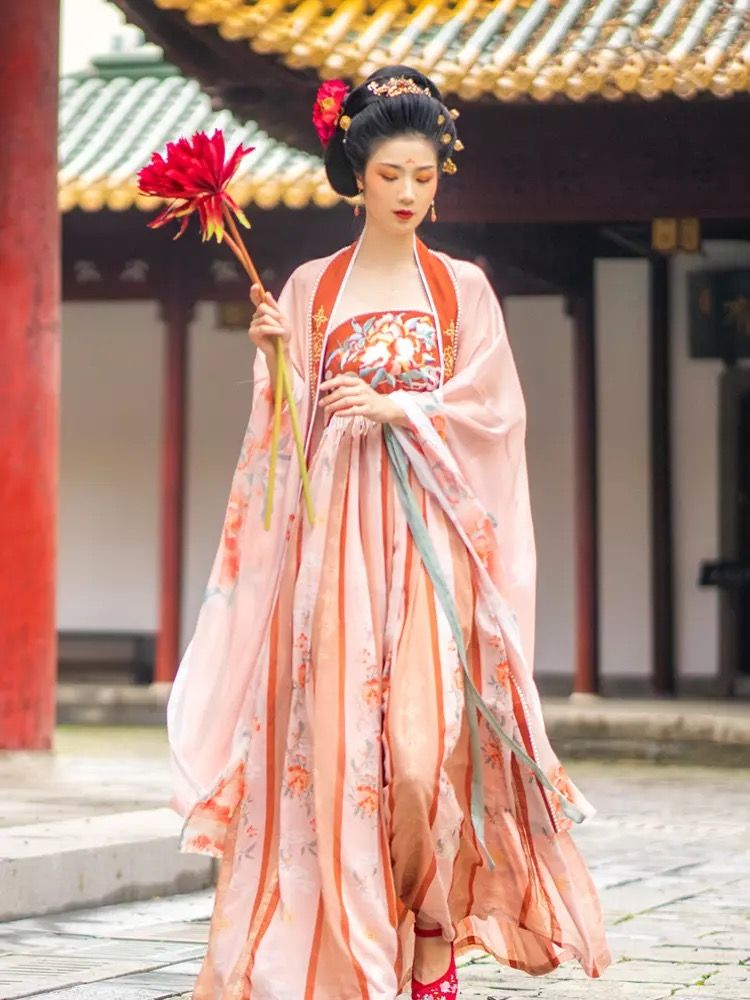 Teens in Traditional Splendor:15-Year-Olds Journey into the World of Hanfu Fashion in Size 170 Teens in Traditional Splendor:15-Year-Olds Journey into the World of Hanfu Fashion in Size 170