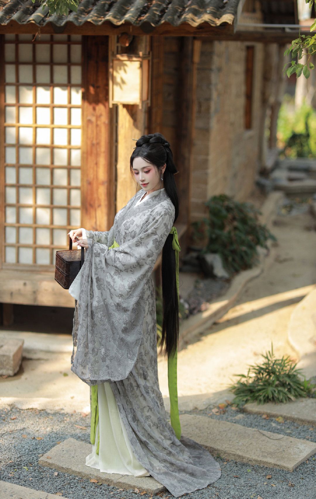 The Enchantment of Chrysanthemum:Exploring the Beauty of Hanfu through the Lens of Flower Deities The Enchantment of Chrysanthemum:Exploring the Beauty of Hanfu through the Lens of Flower Deities