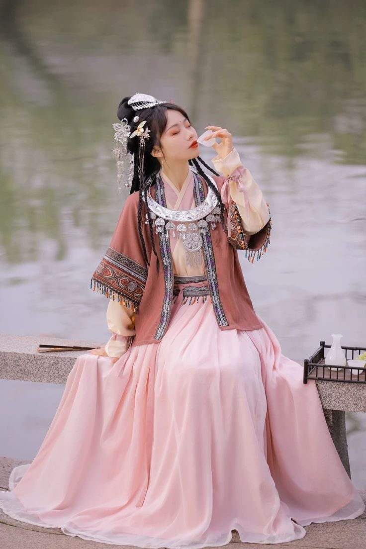 Blooming Elegance:The Revival of Hanfu Culture in the Warmth of YunTang Blooming Elegance:The Revival of Hanfu Culture in the Warmth of YunTang