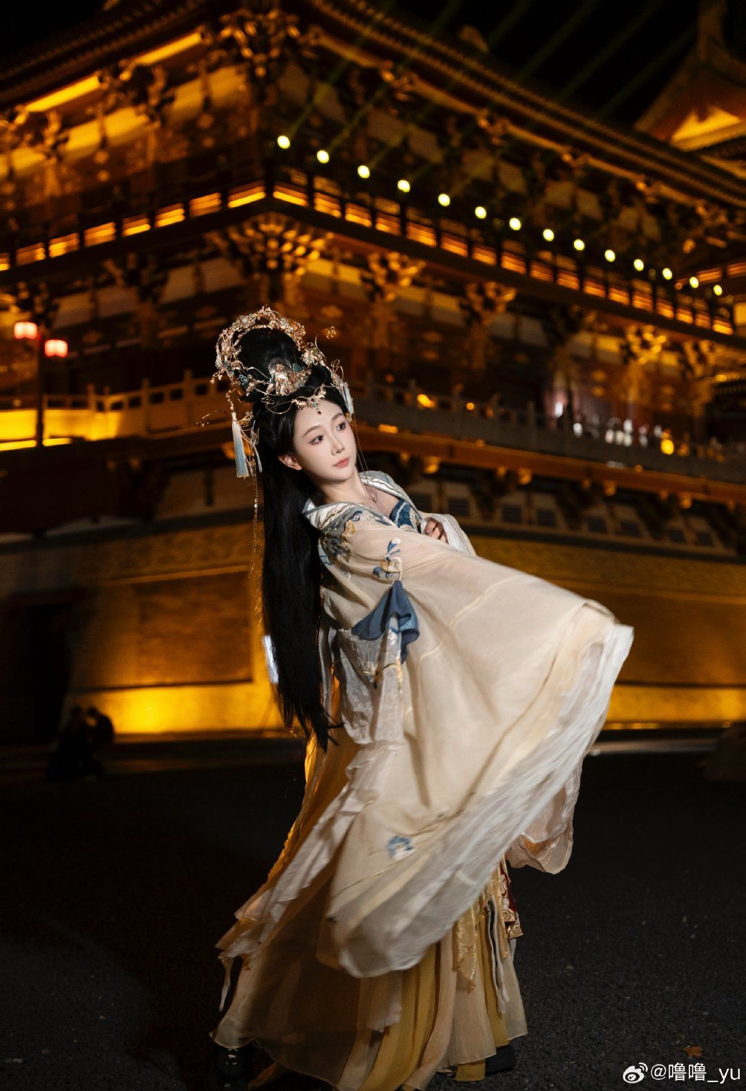 The Splendor of Tang-Style Hanfu:The披上袄 as a Symbol of Cultural Heritage The Splendor of Tang-Style Hanfu:The披上袄 as a Symbol of Cultural Heritage