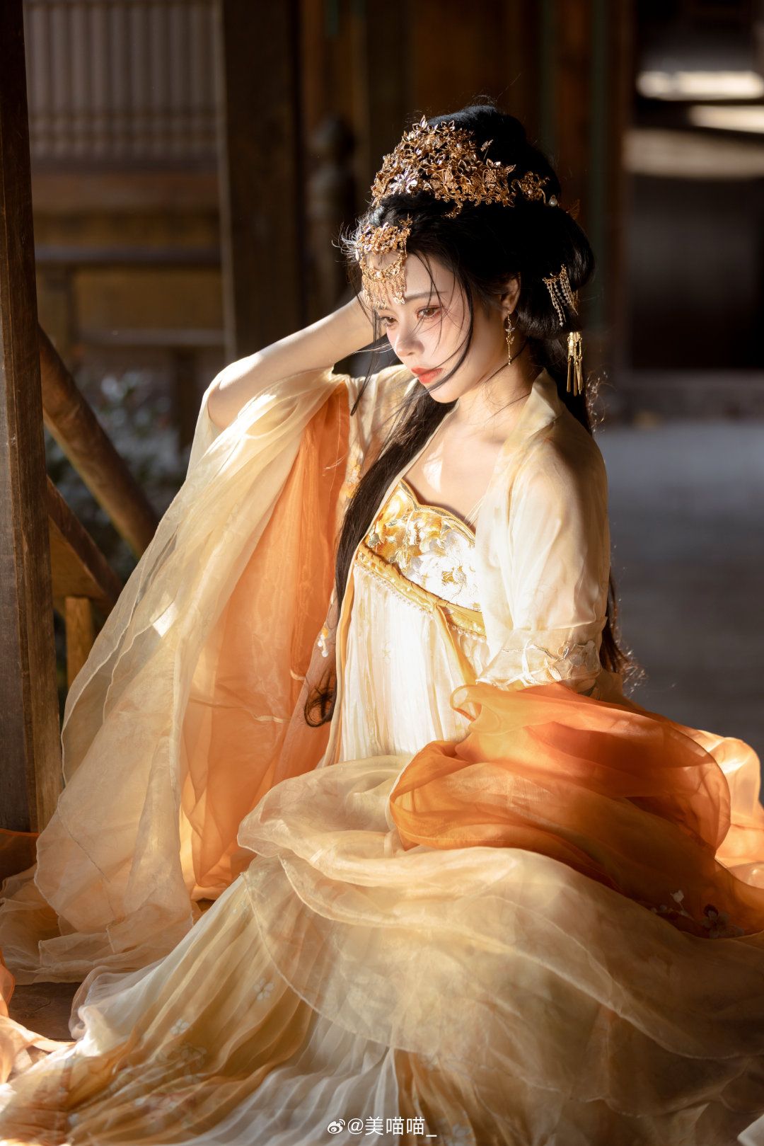 Elegant Golden Silk Cheongsam:A Long and Premium Short-sleeved Classic Elegant Golden Silk Cheongsam:A Long and Premium Short-sleeved Classic