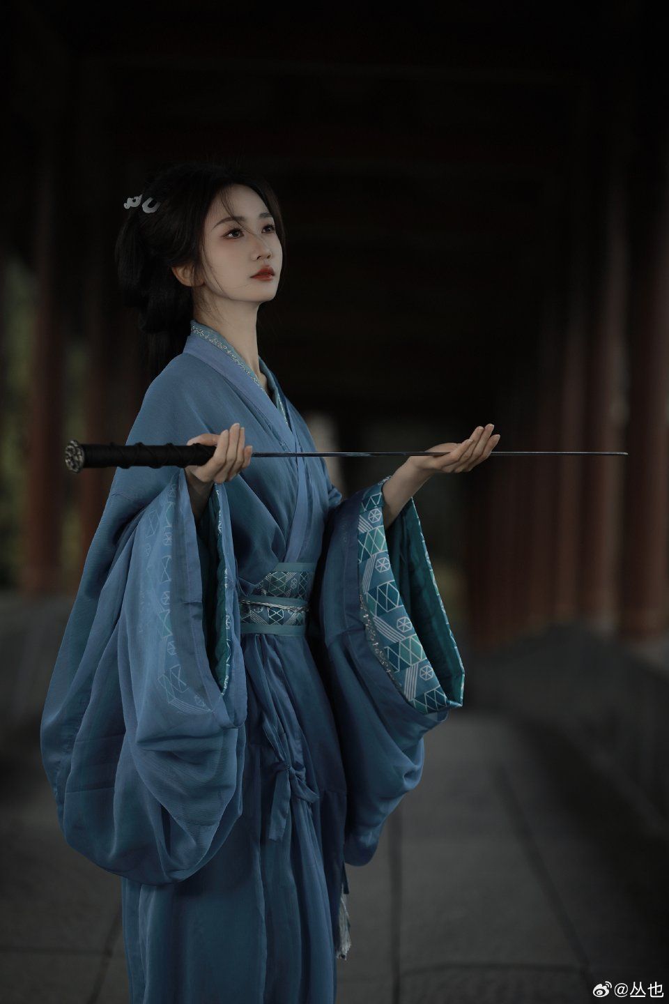The 60-Year-Old Elegance of the Chinese Cheongsam:Womens Embrace of Traditional Beauty The 60-Year-Old Elegance of the Chinese Cheongsam:Womens Embrace of Traditional Beauty