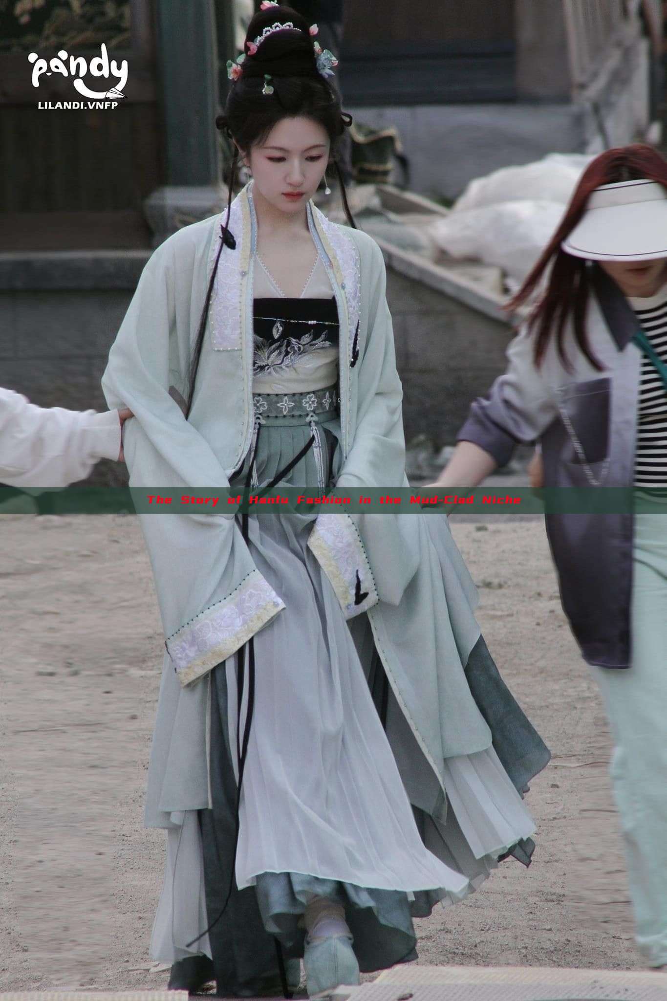 The Story of Hanfu Fashion in the Mud-Clad Niche