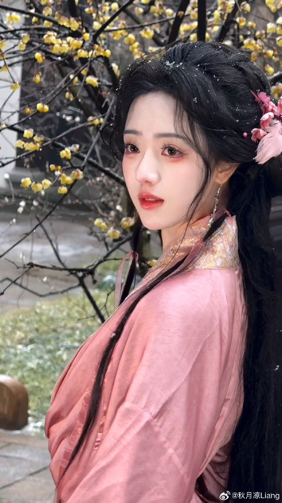 Youthful Cheongsam Style:Teenage Girls Embrace Oversized Qipao Fashion Youthful Cheongsam Style:Teenage Girls Embrace Oversized Qipao Fashion