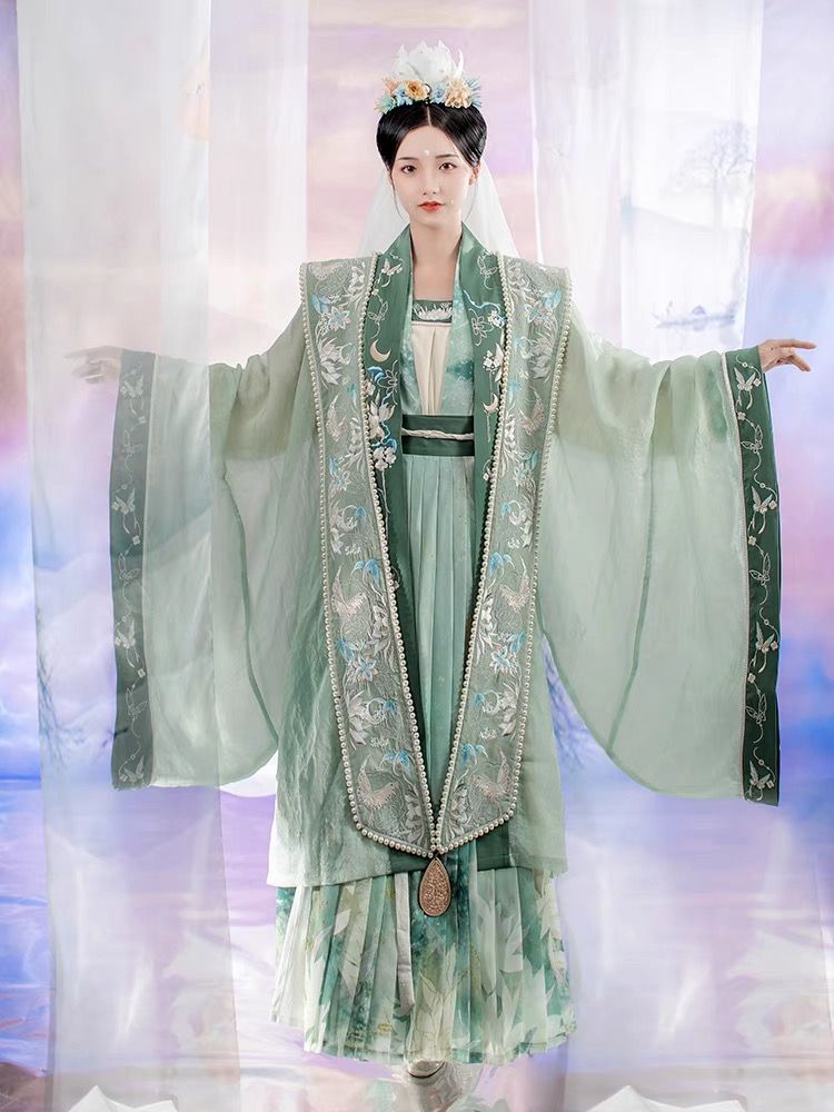 Embracing the Classic:Tailored Qipao for Petite Figures Embracing the Classic:Tailored Qipao for Petite Figures