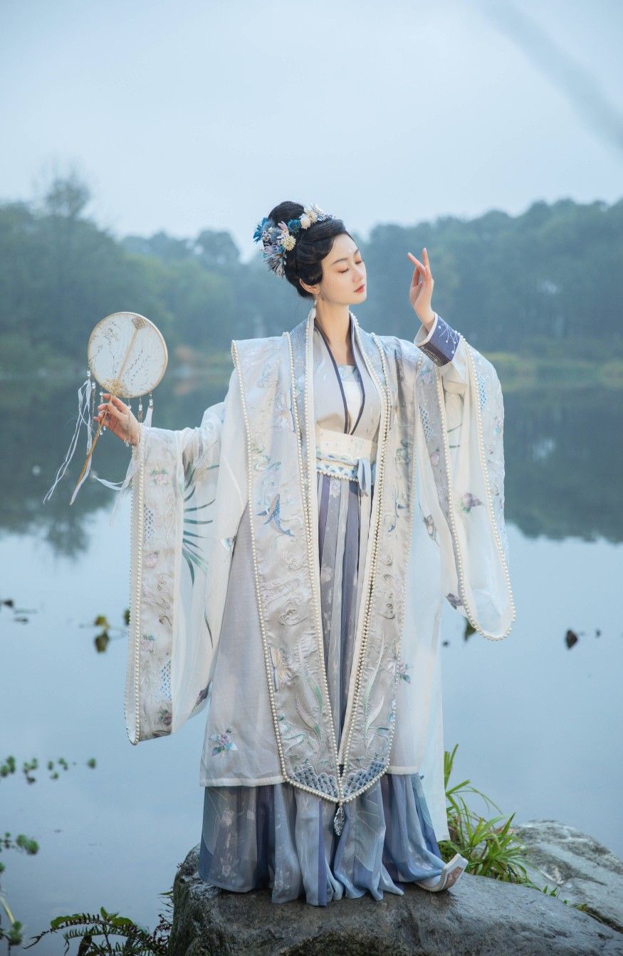 Winter Warm-Up for the Little Hanfu Girl:A Guide to Thicker Layers for the Hanfu-Wearing Child Winter Warm-Up for the Little Hanfu Girl:A Guide to Thicker Layers for the Hanfu-Wearing Child