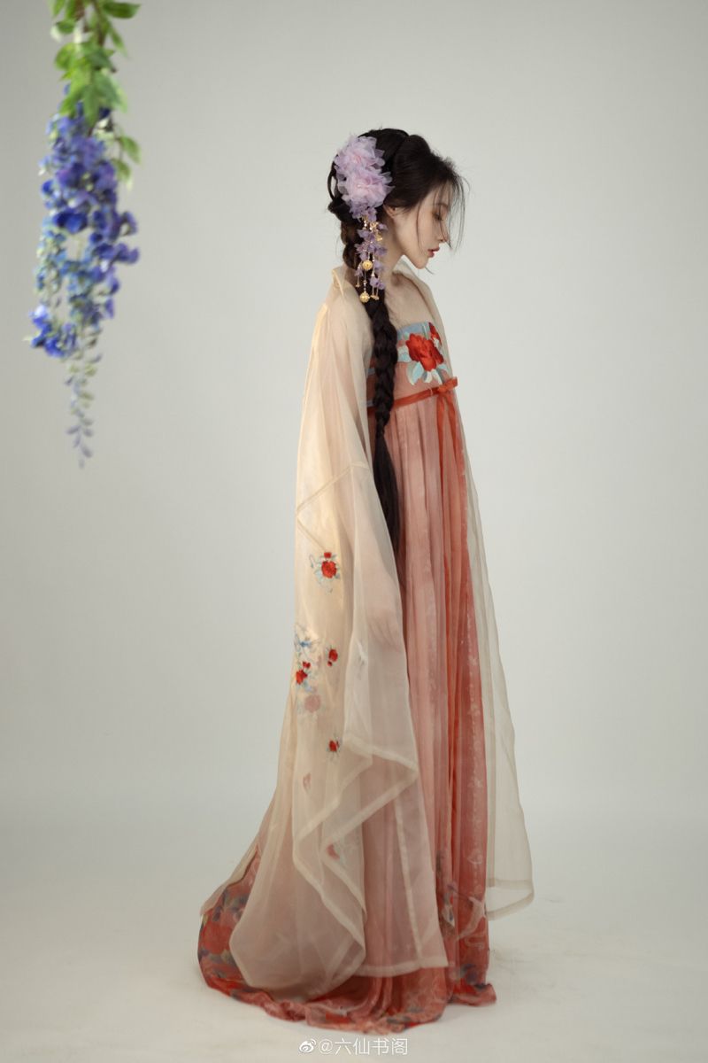 Reimagining the Cheongsam:Innovations in Short-Haired Style Reimagining the Cheongsam:Innovations in Short-Haired Style