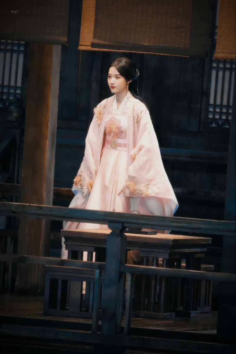 The Splendor of Hanfu in Song Dynasty:Womens Song Style and Its Evolution The Splendor of Hanfu in Song Dynasty:Womens Song Style and Its Evolution