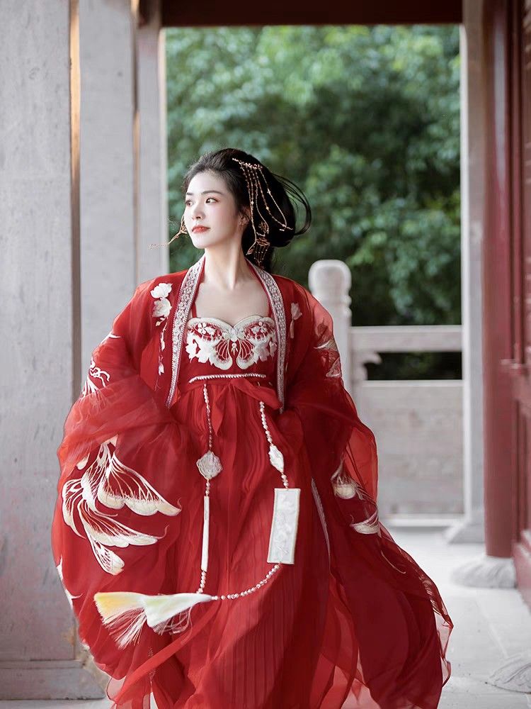 The Student in Hanfu,Blooming Like the Red Flower on the Other Side The Student in Hanfu,Blooming Like the Red Flower on the Other Side