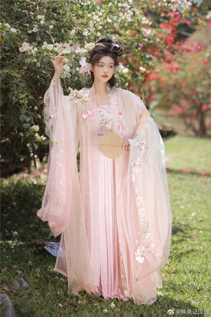 Order Your Traditional Chinese Wedding Gown:The Cheongsam with Long Sleeves Order Your Traditional Chinese Wedding Gown:The Cheongsam with Long Sleeves