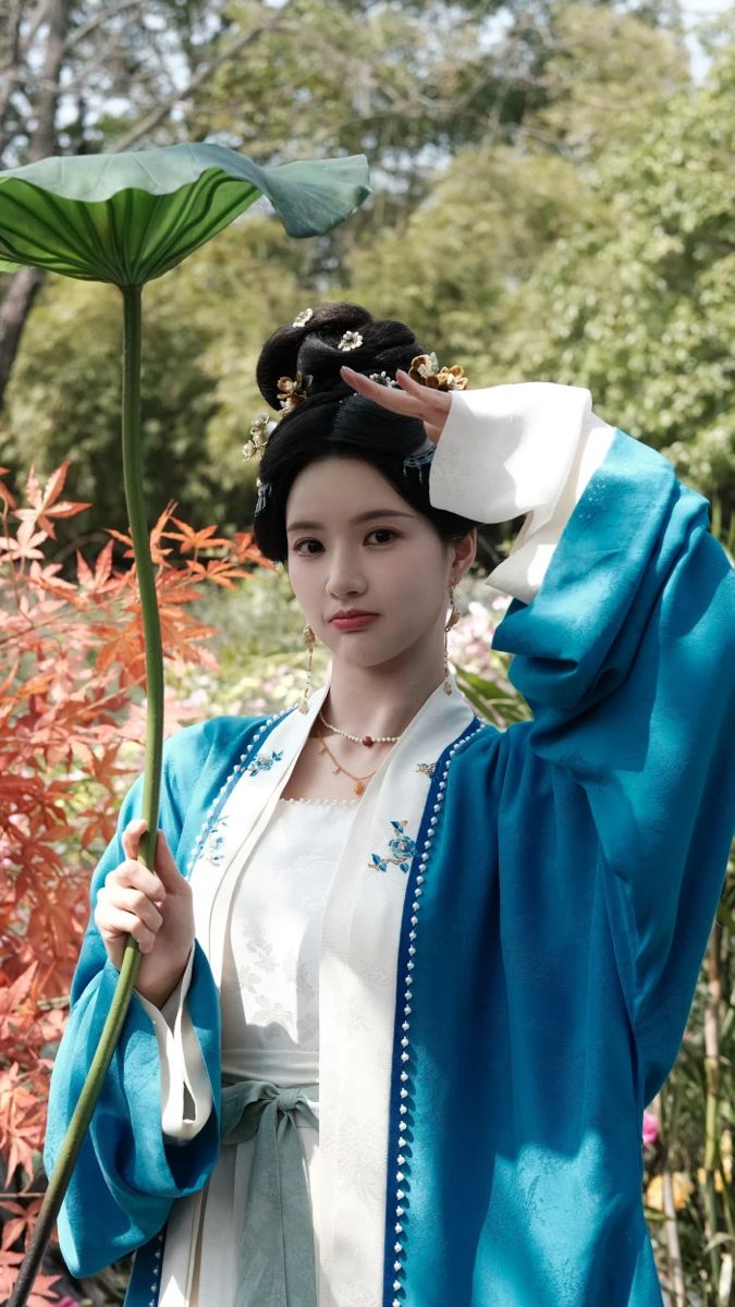 The Enchanting Elegance of a Maojiluo Hanfu Woman The Enchanting Elegance of a Maojiluo Hanfu Woman