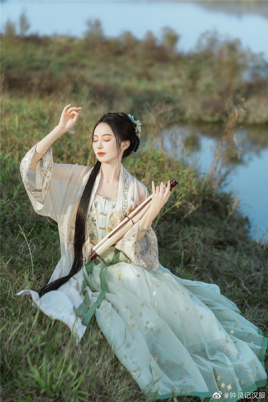 Preventing the Fall of Hanfus Straps:A Guide to Secure Your Traditional Chinese Attire Preventing the Fall of Hanfus Straps:A Guide to Secure Your Traditional Chinese Attire