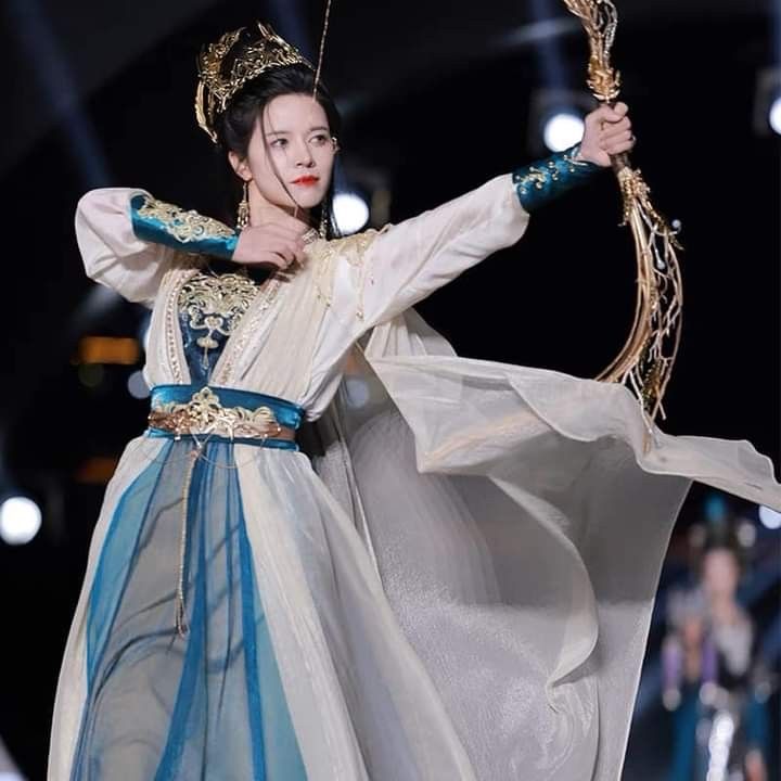 The Elegance of Cheongsam and Fur Shawl:A Blend of Traditional Beauty and Modern Comfort The Elegance of Cheongsam and Fur Shawl:A Blend of Traditional Beauty and Modern Comfort