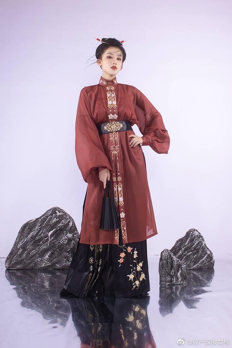 Elegant Cheongsam Two-Piece Set for a 35-Year-Old Woman Elegant Cheongsam Two-Piece Set for a 35-Year-Old Woman