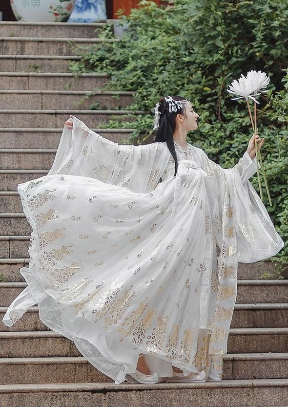 Summer Elegance:The Girl in a Hanfu Skirt Summer Elegance:The Girl in a Hanfu Skirt