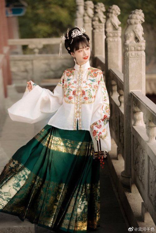 The Enchantment of a Black and Pink Satin Skirt with a Horse-Tail Design The Enchantment of a Black and Pink Satin Skirt with a Horse-Tail Design