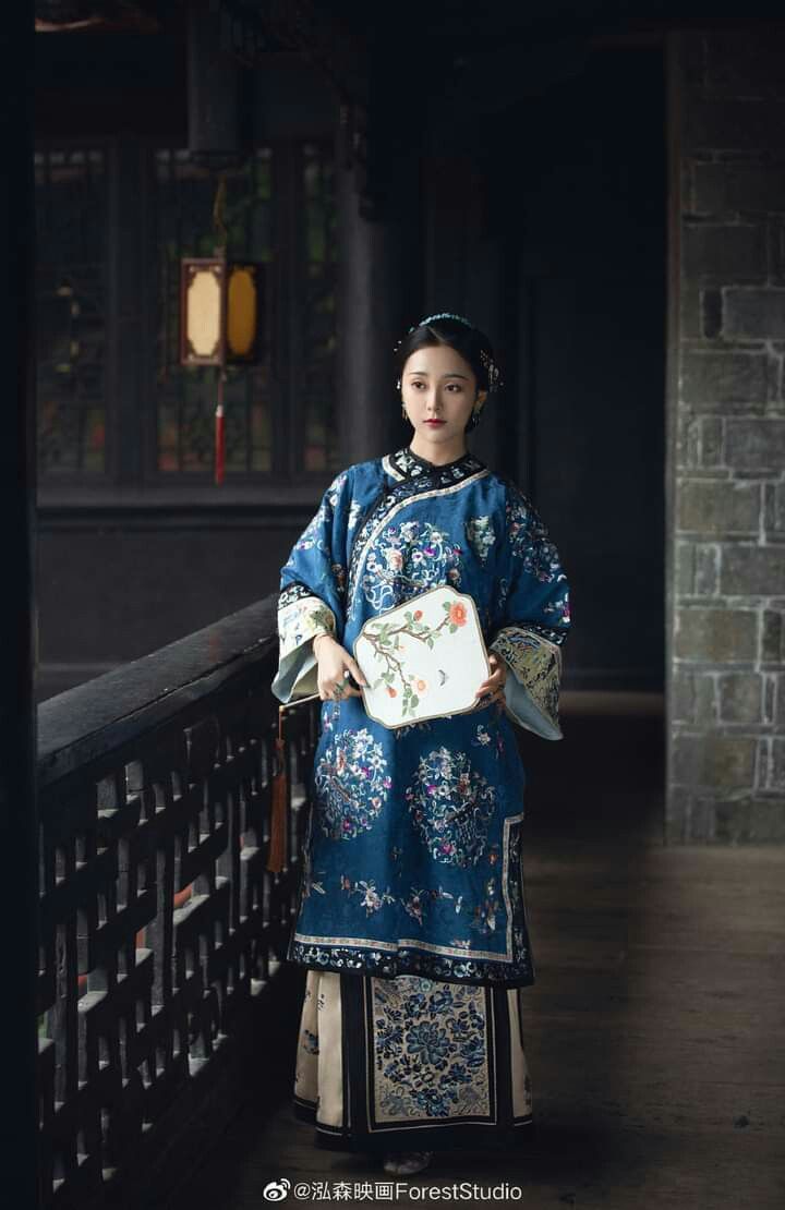 Traditional Chinese Embroidery and 盘扣 Detail in a Cheongsam Blouse Traditional Chinese Embroidery and 盘扣 Detail in a Cheongsam Blouse