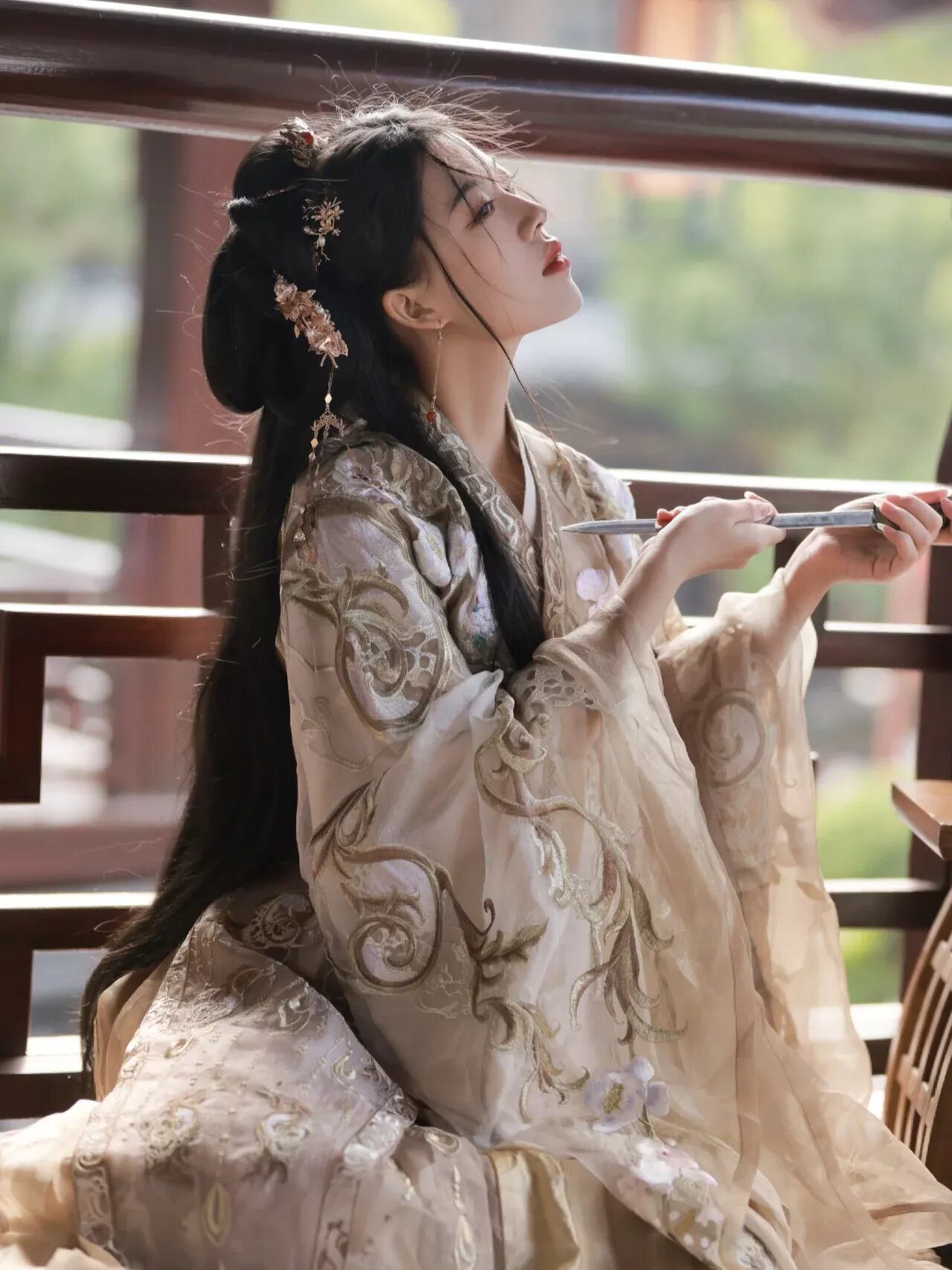 Embracing Elegance:The Black Cheongsam with Golden Silk Velvet Embracing Elegance:The Black Cheongsam with Golden Silk Velvet