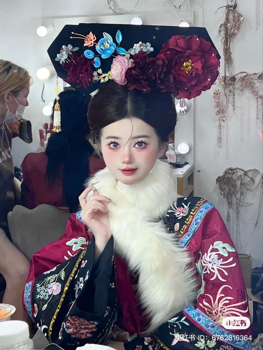 Blooming Elegance:The Revival of Hanfu Han Chinese Traditional Clothing) Blooming Elegance:The Revival of Hanfu Han Chinese Traditional Clothing)