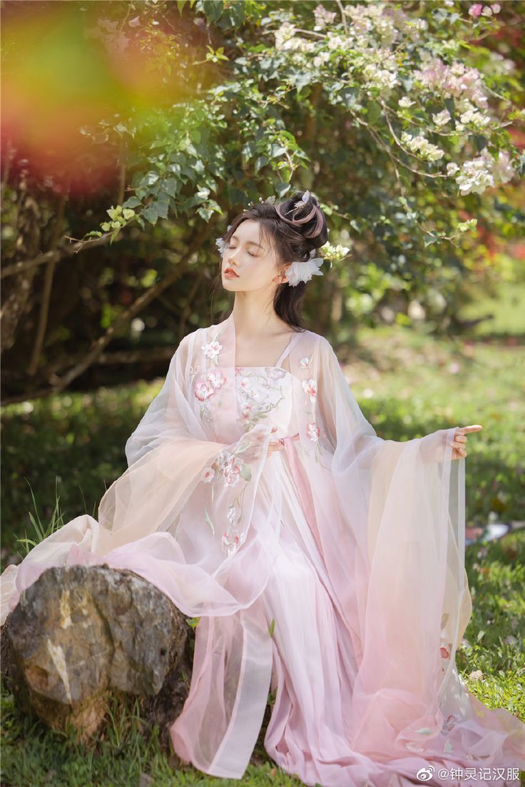 Embracing Modernity in Traditional Cheongsam:The Evolution of Youthful Fashion for Teen Girls Embracing Modernity in Traditional Cheongsam:The Evolution of Youthful Fashion for Teen Girls