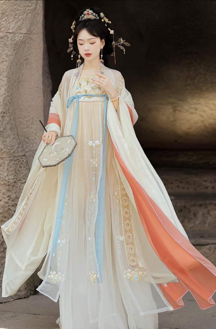 Ethereal Dreams in Traditional Hanfu Fashion Ethereal Dreams in Traditional Hanfu Fashion