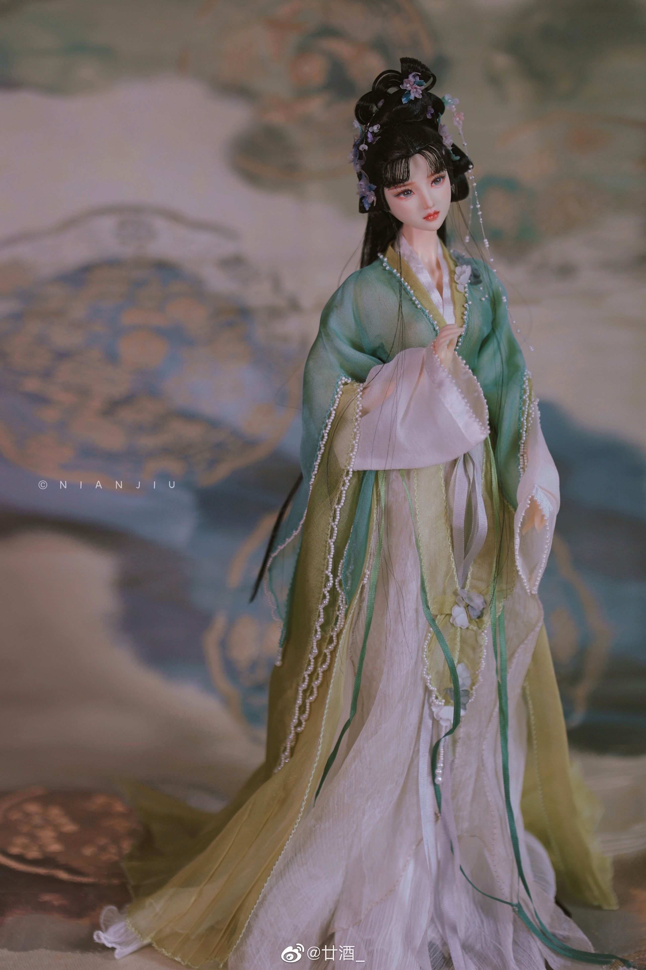 The Enigma of a Black Hanfu Blouse Woman The Enigma of a Black Hanfu Blouse Woman