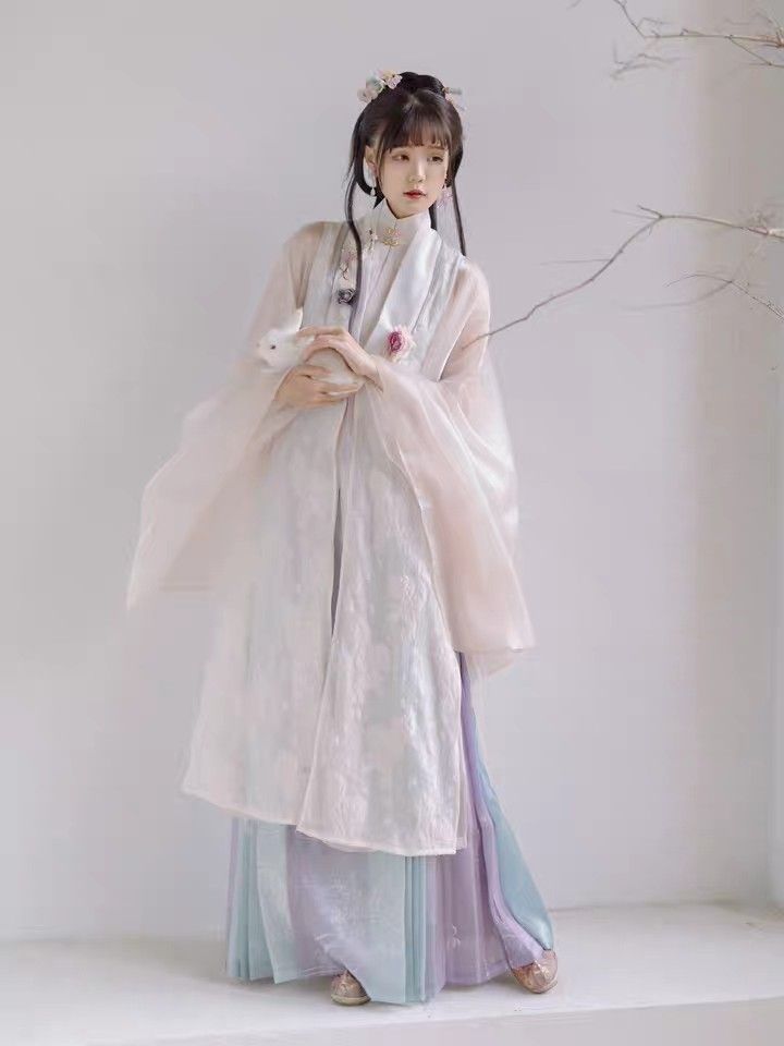 The Splendor of Hanfu Culture:The Elegant Horseback-Inspired Ma mian Skirt and Its Matching Blouse The Splendor of Hanfu Culture:The Elegant Horseback-Inspired Ma mian Skirt and Its Matching Blouse