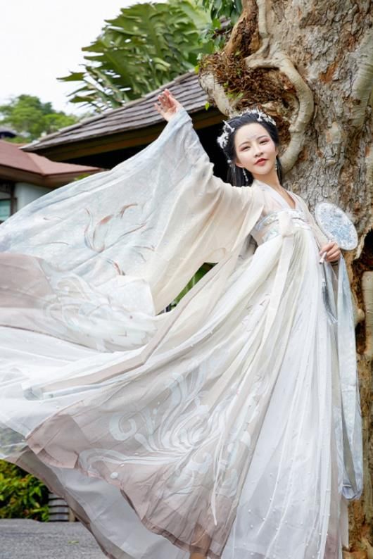 The Ritual of Hanfu:Crossing the Threshold into adulthood at 18 in Traditional Elegance The Ritual of Hanfu:Crossing the Threshold into adulthood at 18 in Traditional Elegance