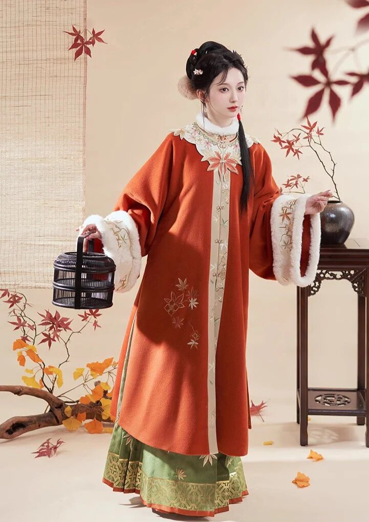 The Splendor of Cheongsam Skirts in Guangzhous Shisanxing Fashion District The Splendor of Cheongsam Skirts in Guangzhous Shisanxing Fashion District